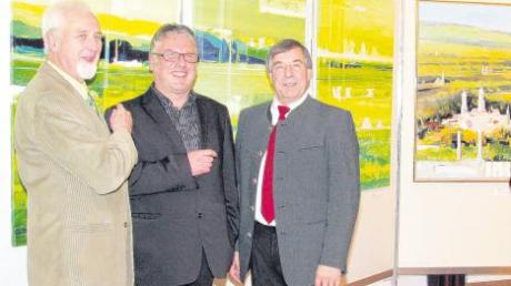 Über die gelungene Ausstellung im Apfeldorfer Pfarrhof freuten sich (von links) Laudator Hartfrid Neunzert, der Künstler Paul Ressl und Bürgermeister Georg Epple.  