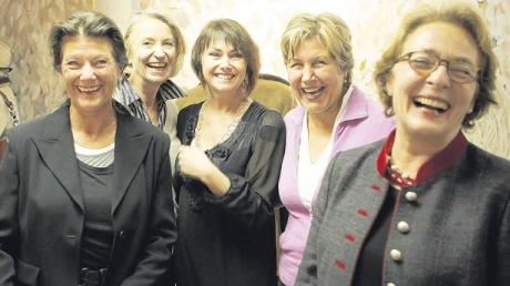 Die Künstlerinnen von links: Gisela Detzer, Gabriele Pillon, Gabi Becker, Angelika Kirchert und Anemone Rapp. Im Hintergrund der Jahreszeitenzyklus von Gabriele Pillon. 