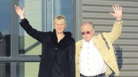 Alexandra Rosenberg und Klaus Hirsch vor dem künftigen Firmenstandort in Irsingen.  
