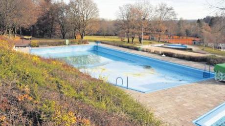 Die Entscheidung, das Nichtschwimmerbecken im Warmfreibad in Greifenberg abzubauen und an seiner Stelle einen Spielplatz zu errichten, stößt im Gemeinderat auf Kritik.  
