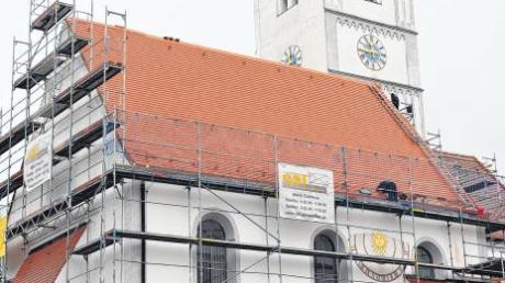 Momentan ist die Schwiftinger Pfarrkirche St. Pankratius noch eingerüstet. Das Dach erstrahlt bereits in neuer Farbe. In den vergangenen Wochen wurde es neu eingedeckt. 