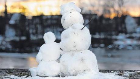 Während an der Lechmauer in Landsberg die ersten Schneemänner gebaut wurden, ereigneten sich am Sonntag erste Unfälle wegen Schneeglätte. 
