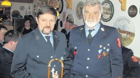 Nach 41 Jahren Dienst für den Brandschutz wurde Jakob Leicher (links) aus der Mannschaft der Freiwilligen Feuerwehr Dettenhofen verabschiedet, das Bild zeigt ihn mit Vorstand Bernhard Baur. 