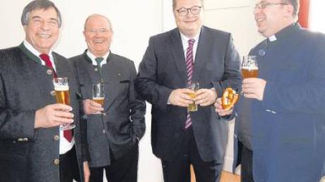 Bürgermeister Georg Epple, Erwin Filser, Alex Dorow und Pfarrer Michael Vogg beim Neujahrsempfang in Apfeldorf. 
