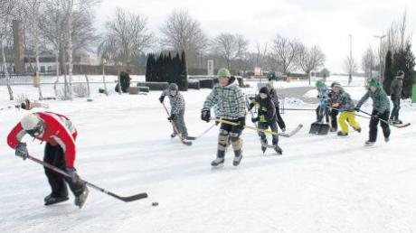 Das Schlittschuhlaufen und Eishockeyspielen auf Seen und Weihern ist noch zu gefährlich. Kurt Scherdi hat vor seiner Gärtnerei in Hofstetten einen eigenen – und einbruchsicheren – Eisplatz für die Öffentlichkeit angelegt. 