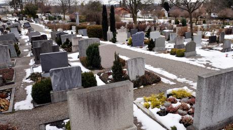 Jährlich müssen die Grabsteine auf ihre Standfestigkeit geprüft werden. In Utting ist dies besonders wichtig, da auch die Schulkinder über den Friedhof laufen. 