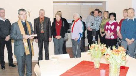 Mit Gebeten sowie einer Lesung spendete Pfarrer Martin Rudolph der fertiggestellten Seniorenwohnanlage Schwifting den kirchlichen Segen. 