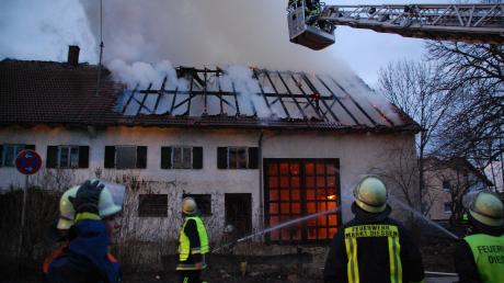 Ein leer stehender Bauernhof hat am späten Dienstagnachmittag in der Schondorfer Straße in Utting Feuer gefangen und löste einen Großeinsatz von Feuerwehr und Rettungsdienst aus.