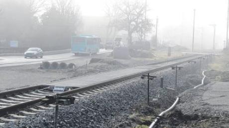Wo der künftige Bahnübergang am nördlichen Ortseingang in Schondorf sein wird, ist bereits an den im Gleiskörper eingebauten Matten zu sehen, in einer Woche soll nach der Winterpause weitergebaut werden. 