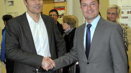 So sehen Sieger aus: Ludwig Hartmann (links, Grüne) und Mathias Neuner (rechts, CSU) stehen sich am 25. März in der Stichwahl gegenüber. Heute Abend reichten sie sich schon mal gratulierend die Hand.