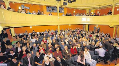 Warten auf die Kandidaten: Kurz vor Beginn der Podiumsdiskussion war die Stichwahl um das Amt des Oberbürgermeisters Thema im Saal des Stadttheaters. Auch im Foyer konnte die Veranstaltung verfolgt werden. 400 Landsberger waren dabei. 