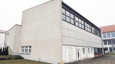 Die Sanierung der fast 40 Jahre alten Schulturnhalle in Egling wird konkret. Der Gemeinderat hat jetzt die Ausschreibung der Gewerke für das Projekt beschlossen. 