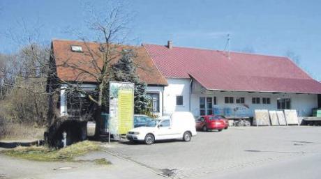 Im rechten Teil des ehemaligen Raiffeisen-Lagerhauses könnte in Scheuring ein Lebensmittelgeschäft angesiedelt werden. Entsprechende Pläne dazu präsentierte Bürgermeister Manfred Menhard in der Bürgerversammlung. 
