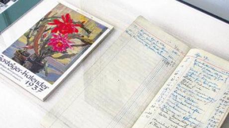 Anne Sophie Gasteigers Obst- und Blumenbilder wurden in den 1930er Jahren auch als Kalender- und Postkartenmotive reproduziert, rechts davon ein Einblick in ihr Haushaltsbuch.