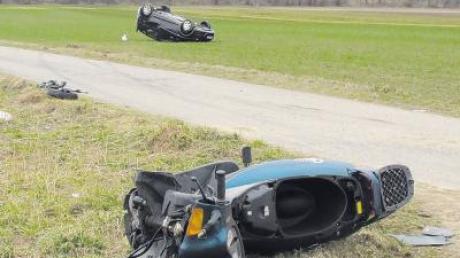 Schwerer Unfall auf einem Feldweg bei Epfach: Zwei jugendliche Rollerfahrer wurden schwer, eine Autofahrerin leicht verletzt. 