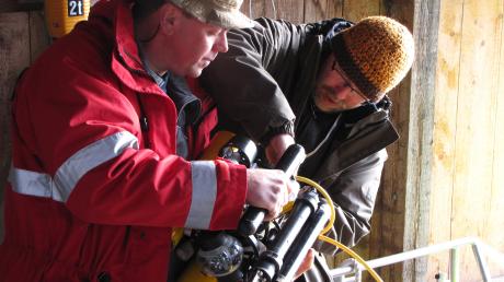 Jason French (links) und Wolfgang Falch bringen ihren Unterwasserroboter in Aktion, neben dem Sonargerät ein weiteres technisches Hilfsmittel, mit dem sie nach einem Flugzeug im Ammersee gesucht haben. 