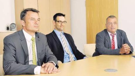Eingerahmt vom neuen und alten Oberbürgermeister (von links): Mathias Neuner, Peter Jung und Ingo Lehmann. 