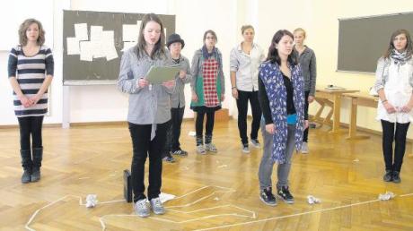 Eine Klassenzimmerszene des Stücks „Komm, wir machen eine Revolution!“ probt hier der Kurs Dramatisches Gestalten am Ignaz-Kögler-Gymnasium im Rahmen einer Projektwoche. 