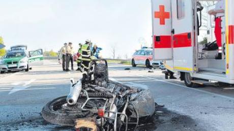 Völlig zerstört und komplett verbrannt: Das Unglücks-Motorrad des 57-jährigen Karlsfelders, der bei Schöffelding gestern früh schwer verletzt wurde.