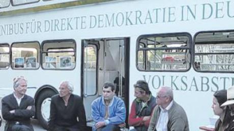 Etwa 40 Uttinger diskutierten am Donnerstagabend mit der Mannschaft vom Omnibus für direkte Demokratie. 