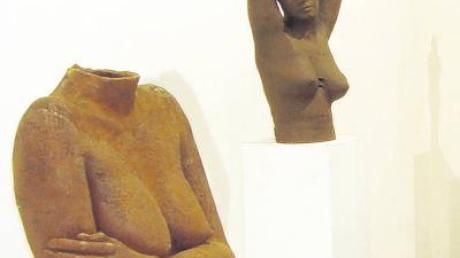 Ein Raum für Musik , Skulptur und Malerei: Der Saal im Malura Museum ist ganz den unglasierten Terracotten der verstorbenen Künstlerin Ulrike Albert gewidmet und lädt zum Genießen einer fast meditativen Stille ein.