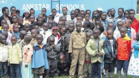 Der Verein Kenianische Waisenkinder in Not mit Sitz in Utting hat das 100. Patenkind und seine Familie aufgenommen.