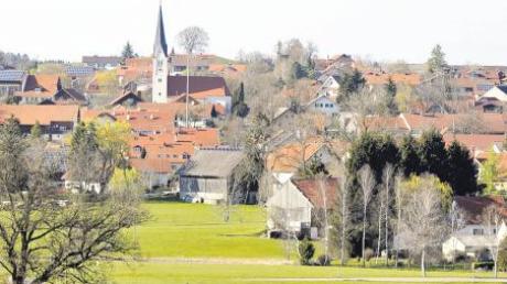 Bekommt die Gemeinde Rott (hier fotografiert aus Richtung Engelsrieder See) bald ein neues Gewerbegebiet? Das soll bald entschieden werden.