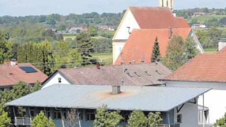 Auf dem grauen Blechdach der Grundschule Kinsau soll eine Fotovoltaikanlage installiert werden.  
