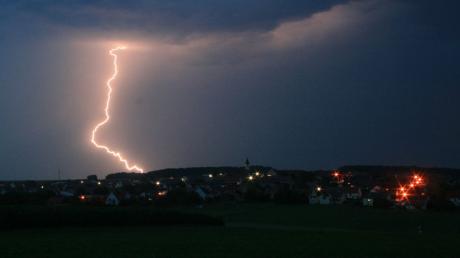 Blitze sind faszinierende Naturereignisse bergen aber auch eine tödliche Gefahr. Funkmasten und öffentliche Gebäude müssen mit einem Blitzschutz versehen sein. 