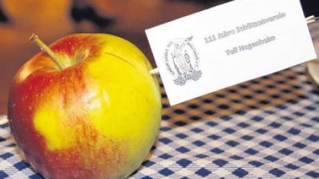 Symbolträchtige Tischdeko: der durchschossene Apfel.