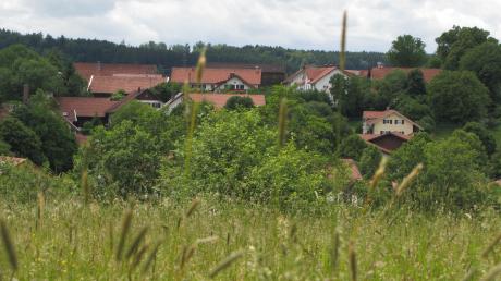 Auf dem Leitenberg auf der Anhöhe östlich von Oberfinning (im Hintergrund) können weitere Häuser gebaut werden. Der Satzungsbeschluss für den Bebauungsplan Teil III ist in der jüngsten Sitzung gefasst worden. 