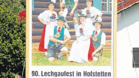 Mit einem großen Aufsteller am Ortsrand weist der Trachtenverein auf das bevorstehende Lechgautrachtenfest in Hofstetten hin. 