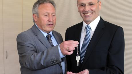 Ende Mai bekam Georg Detter den Schlüssel des Klinikums von Landrat Walter Eichner überreicht. Nun muss er ihn wieder abgeben.