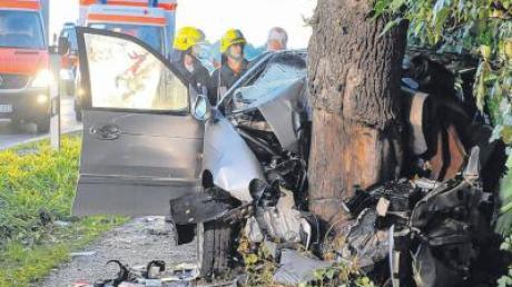 Zwei 18-jährige Männer aus Schongau haben bei einem Verkehrsunfall am frühen Samstagmorgen auf der B 17 schwerste Verletzungen erlitten.  