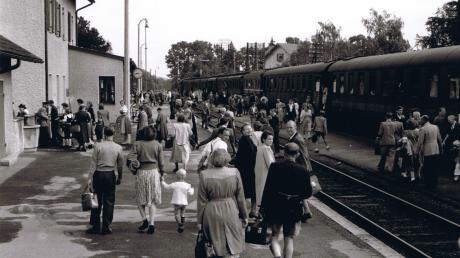 Die Ammerseebahn brachte die Sommerfrischler an den Ammersee: In den so genannten "Badezügen" kamen die Augsburger. Das Bild zeigt den Uttinger Bahnhof am 15. Juli 1951. 