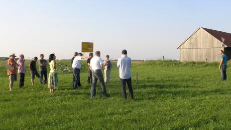 Die Hurlacher Gemeinderäte haben das Grundstück im Norden des Ortes besichtigt, wo das für die drei VG-Gemeinden geplante Salzlager entstehen soll.