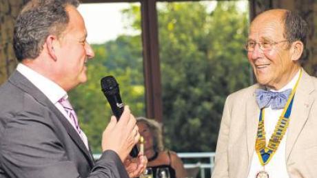 Horst Gottschalk (links) installiert den neuen Präsidenten des Rotary Club Ammersee, Klaus Michael, der bis Sommer 2013 amtiert. 