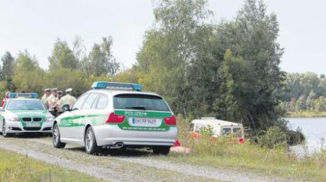 Ein herumtreibendes Kajak (rechts neben dem Polizeiauto) wurde gestern aus dem Lech nahe der Staustufe 20 geholt. Hinweise auf einen möglichen Fahrer gab es bis Redaktionsschluss nicht. 