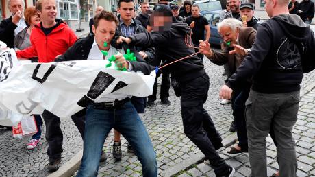 Bei der Gegendemonstration des Bündnisses gegen Rechtsextremismus gegen die Kundgebung der NPD am Landsberger Hauptplatz wurde der Landtagsabgeordnete Ludwig Hartmann (Grüne) attackiert. 