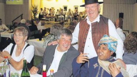 Beste Stimmung beim Weinfest in Apfeldorf: Ex-Landrat Erwin Filser (hinten), Bürgermeister Georg Epple mit Ehefrau und Kaplan Pater Daniel (rechts), der in einem original indischen Gewand gekommen war. 