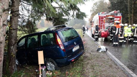 Bei einem Unfall auf der Kreisstraße zwischen Hofstetten und Pürgen wurde eine 47 Jahre alte Frau aus Utting schwerst verletzt. 