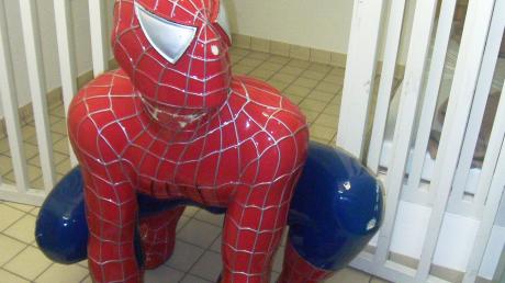 Spiderman nicht hinter Gitter, aber vor der Arrestzelle. Die Figur passte nicht durch die Tür.