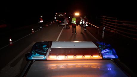 An der Kreuzung nahe der Autobahnanschlussstelle Schöffelding (A 96) sprang ein 42-jähriger Mann, vermutlich in Selbstmordabsicht, vor ein Auto. 