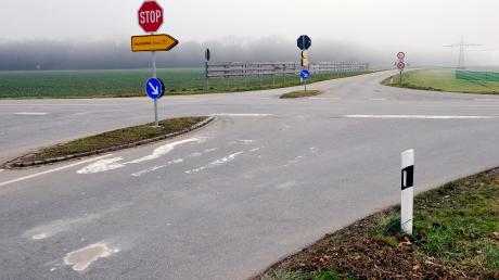 Einige Scheuringer Gemeinderäte wünschen sich einen Kreisverkehr an der Lichtenberger Kreuzung, um das Unfallrisiko zu senken. Dort treffen die Kreisstraße LL14 und die Ortsverbindung Scheuring-Kaufering aufeinander. 