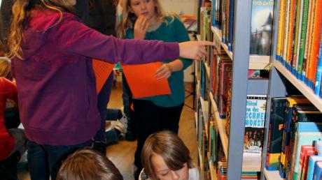 Großer Ansturm herrschte am Eröffnungstag der Bücherei in Hofstetten. Beim Büchereiquiz mussten die Kinder Fragen beantworten. 