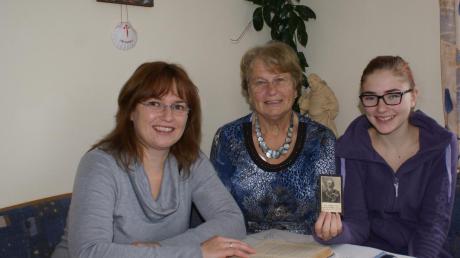 Barbara Donner zeigte Tochter Carola Leitner (links) und Enkelin Ramona das Sterbebild von Prinzregent Luitpold. Die zwölfjährige Gymnasiastin interessiert sich für Geschichte und weiß jetzt viel über den Prinzregenten.  