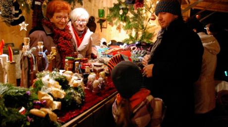 Die Händler in den weihnachtlich dekorierten Buden freuten sich am Interesse an ihren feilgebotenen Waren. 