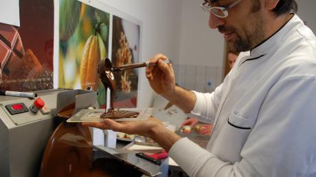 Konditormeister Domenico Cacopardo vom Cafe Sixt in Dießen produziert handgeschöpfte Schokolade mit dem Fair-Trade-Siegel. 