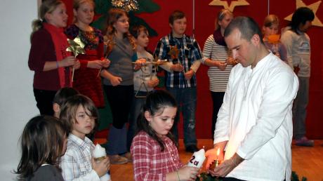 Das Entzünden der Klassenkerzen an der aus der Geburtskirche in Betlehem stammenden Flamme gehörte zum Höhepunkt der Adventsfeier der Grundschule Finning-Hofstetten. 