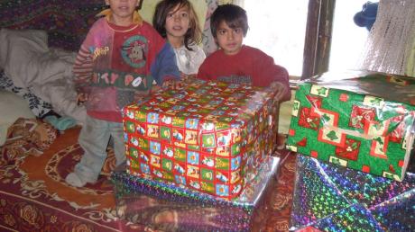 Die Kinder in Rumänien freuen sich sehr über die Pakete. 